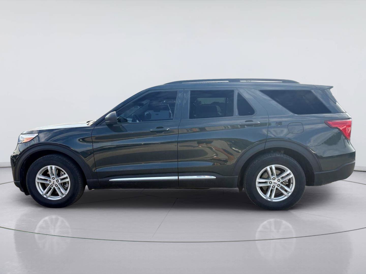 Used 2024 Ford Explorer XLT w/ Equipment Group 202A RWD image 6