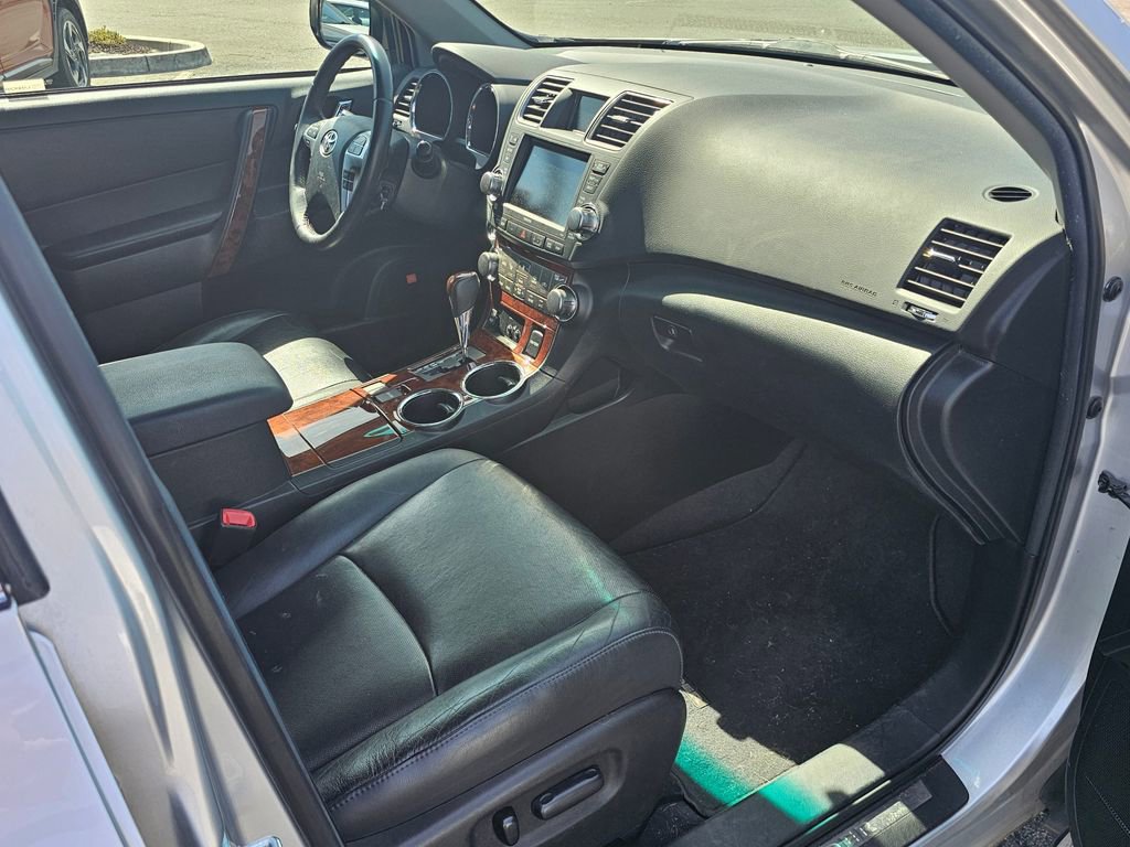 Used 2011 Toyota Highlander Limited w/ Tow Pkg AWD/4WD image 24