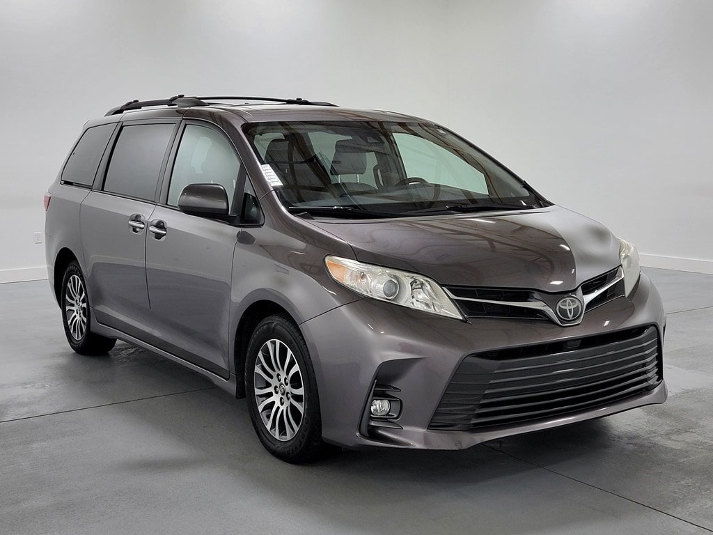 Used 2019 Toyota Sienna XLE Premium FWD image 2