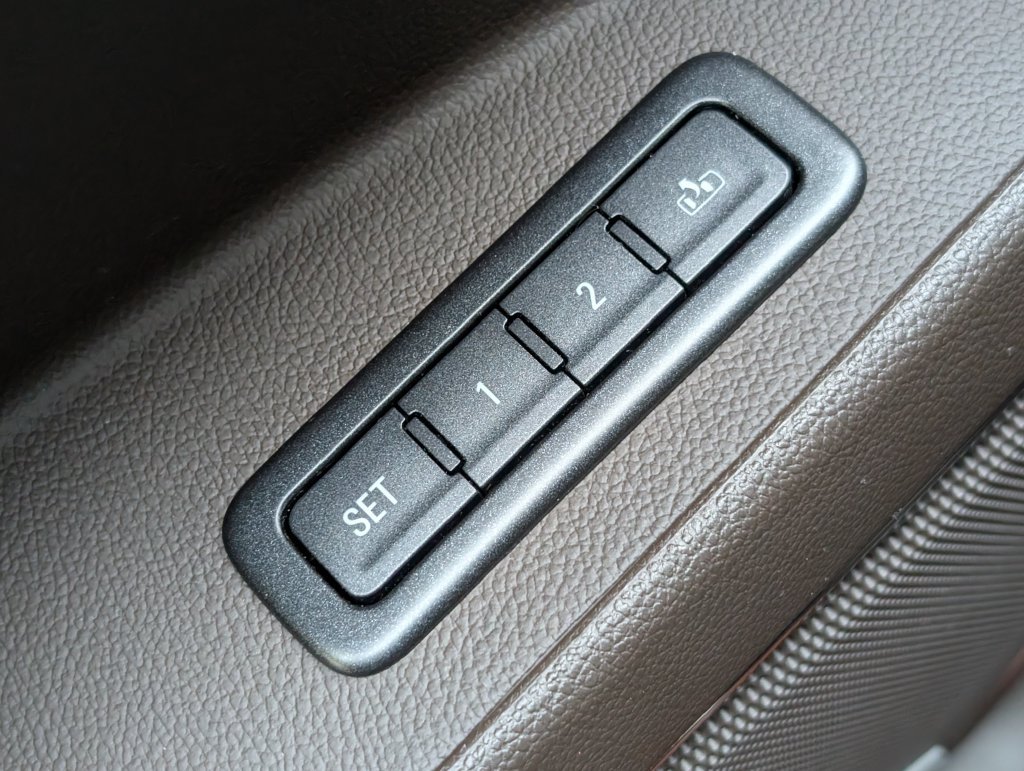 Used 2018 Chevrolet Tahoe Premier AWD/4WD image 38
