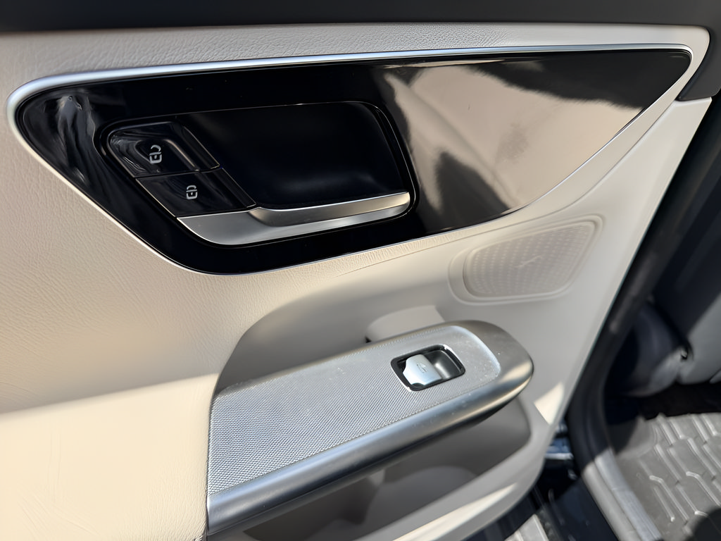 Used 2024 Mercedes-Benz GLC 300 4MATIC image 24