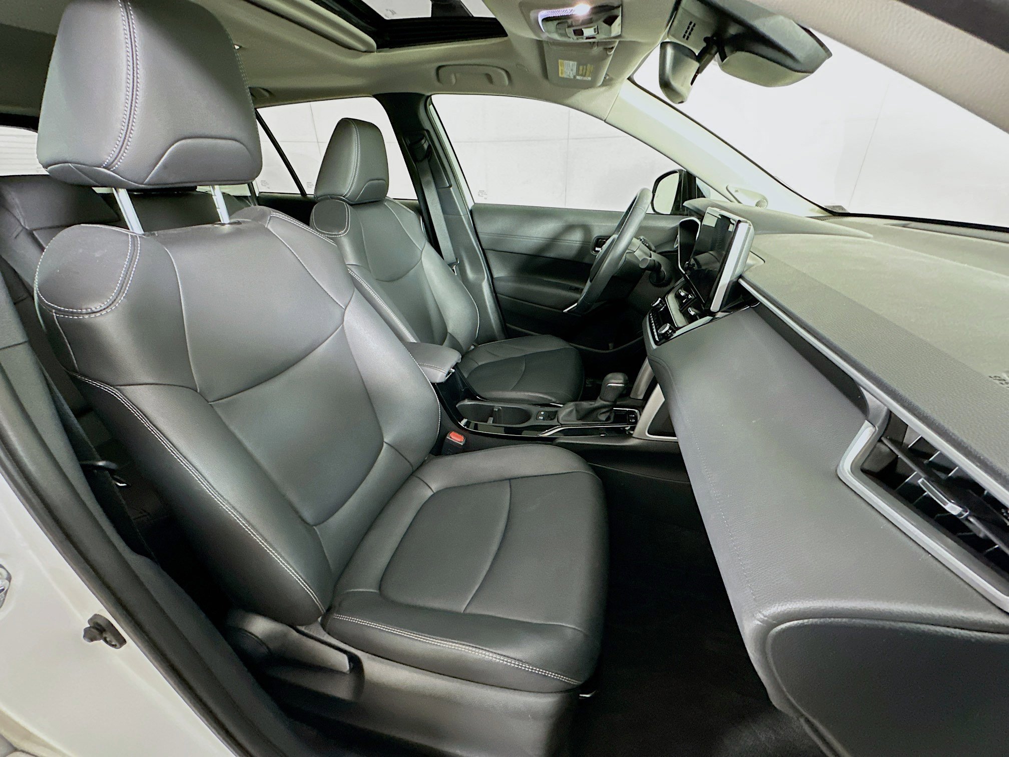 Used 2023 Toyota Corolla Cross XLE w/ Convenience Package image 31