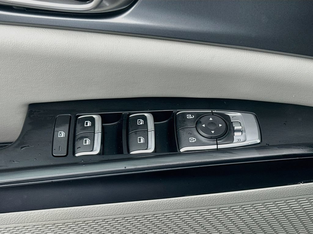 Certified 2024 Kia Carnival LX FWD image 17