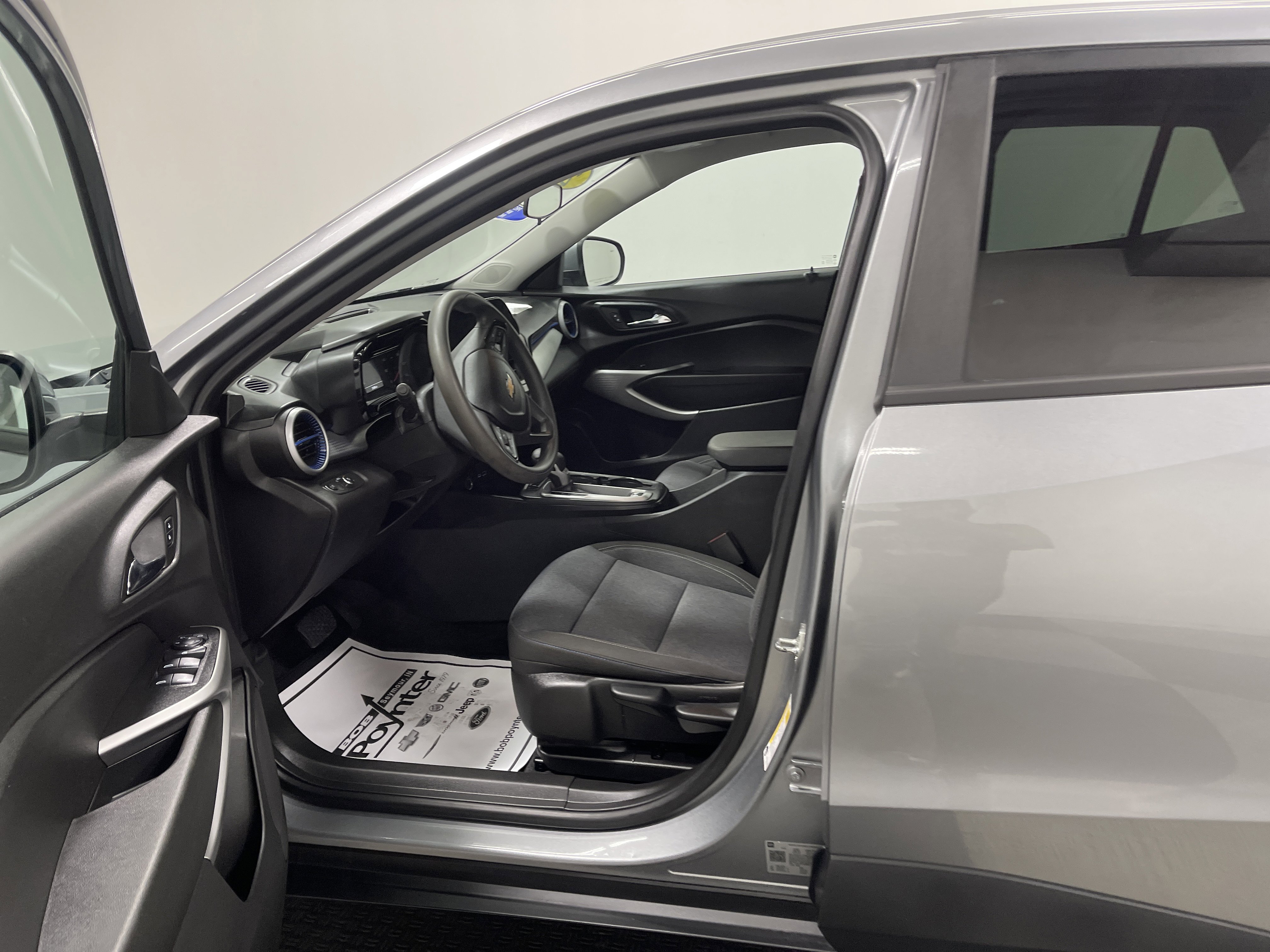 Used 2024 Chevrolet Trax LS w/ LS Convenience Package image 9