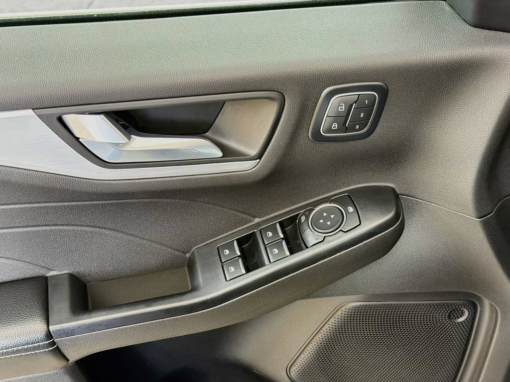Used 2025 Ford Escape Platinum AWD/4WD image 30