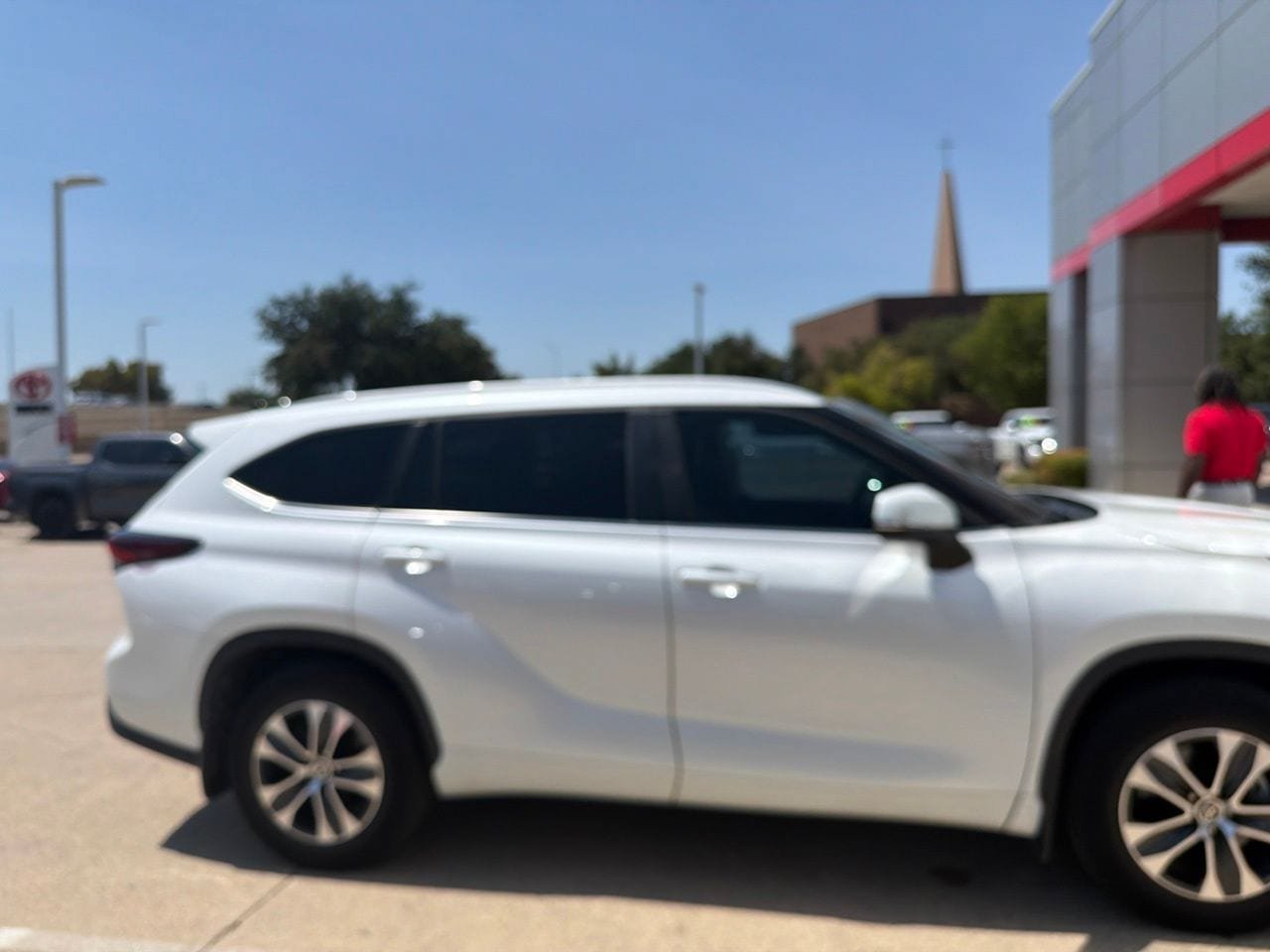 Used 2024 Toyota Highlander XLE FWD image 3
