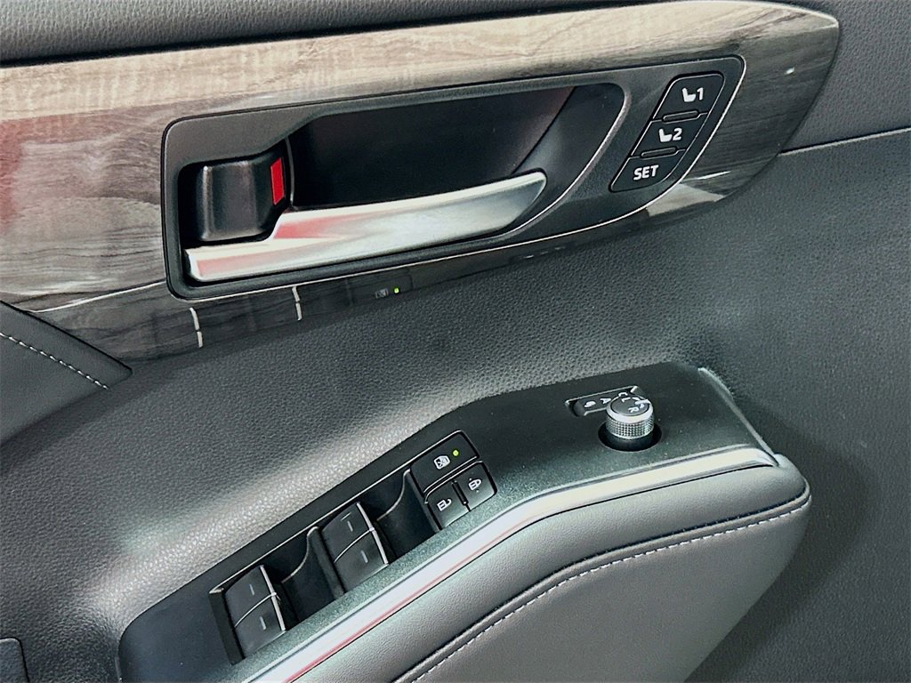 New 2025 Toyota Highlander Platinum image 15