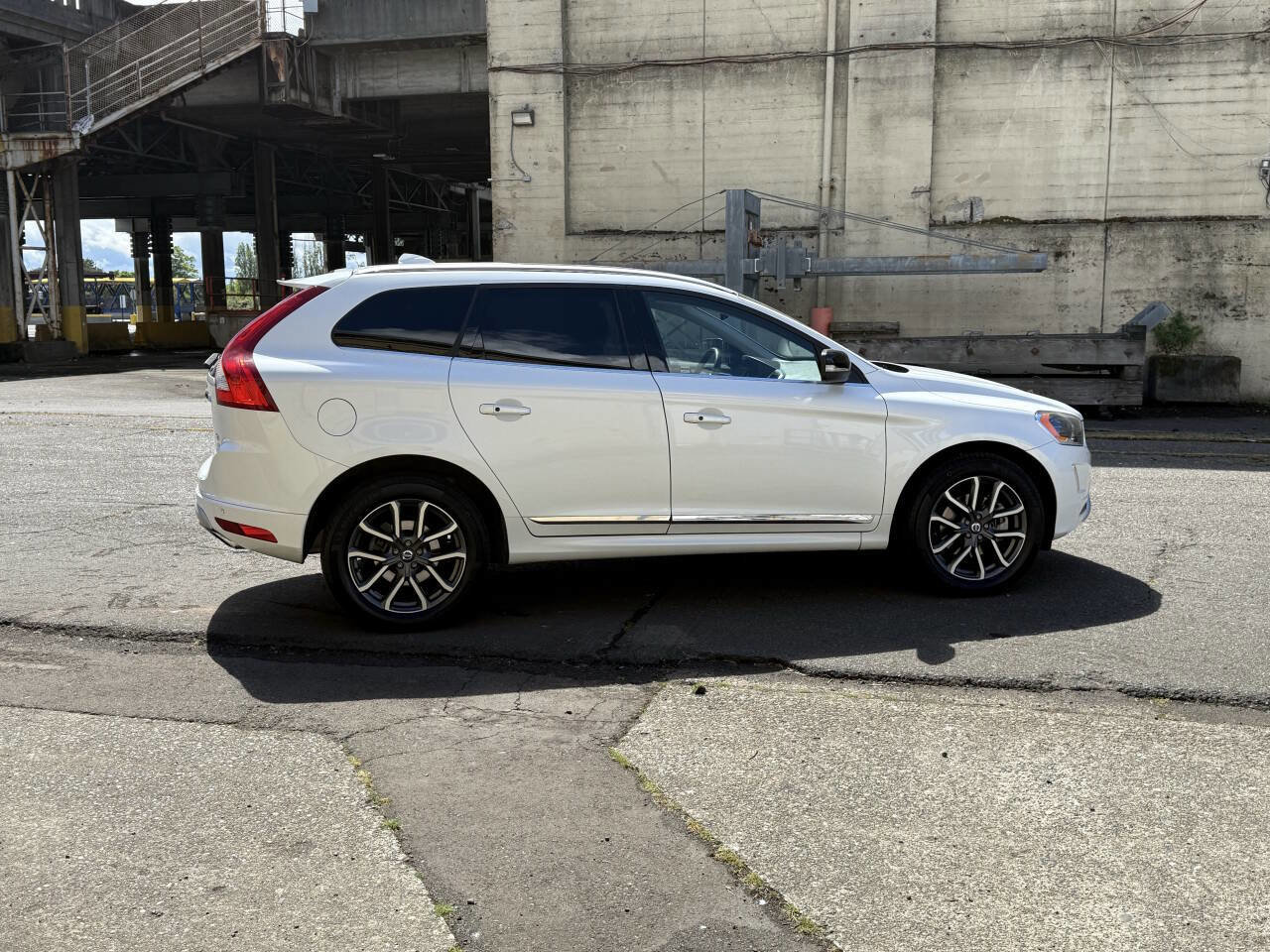 Used 2017 Volvo XC60 T6 Dynamic w/ Preferred Option Package AWD/4WD image 12