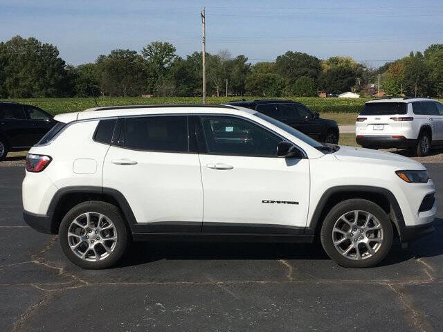 Used 2022 Jeep Compass Latitude image 2
