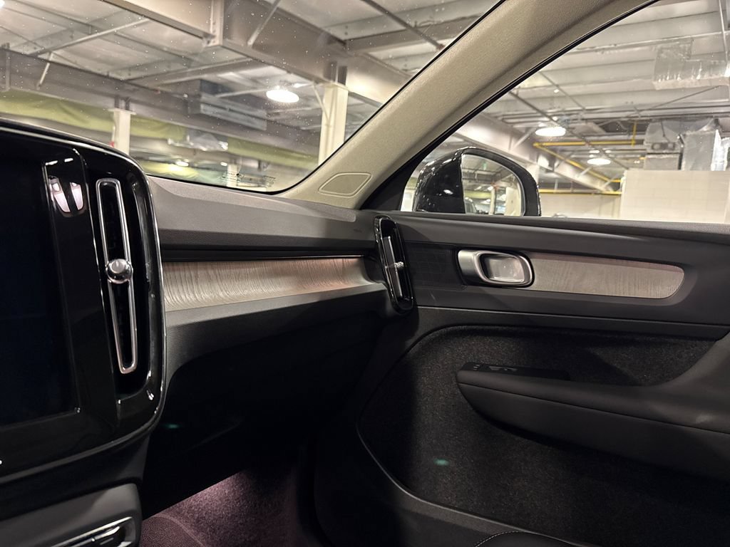 Used 2025 Volvo XC40 B5 Core AWD/4WD image 19
