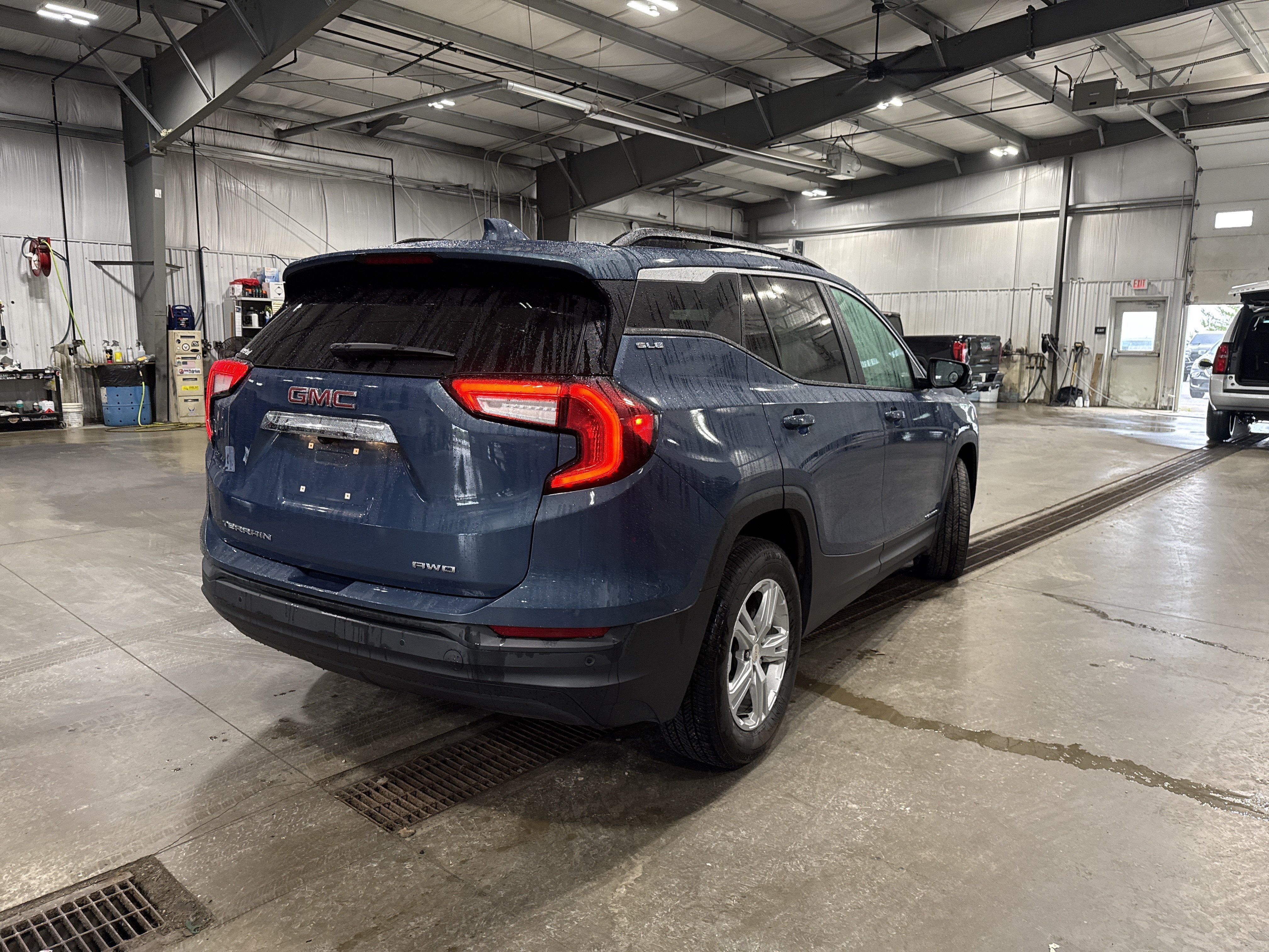 Used 2024 GMC Terrain SLE w/ Driver Convenience Package AWD/4WD image 3