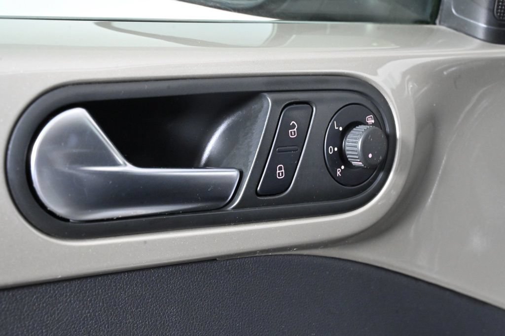 Used 2013 Volkswagen Beetle TDI FWD image 18