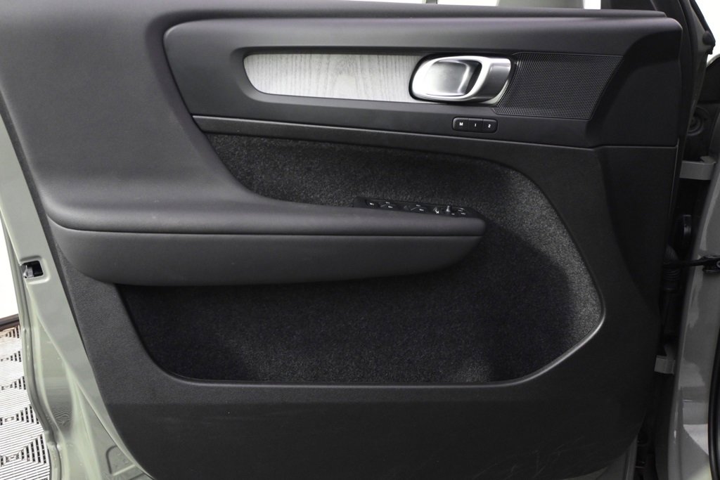 Used 2025 Volvo XC40 B5 Plus image 22