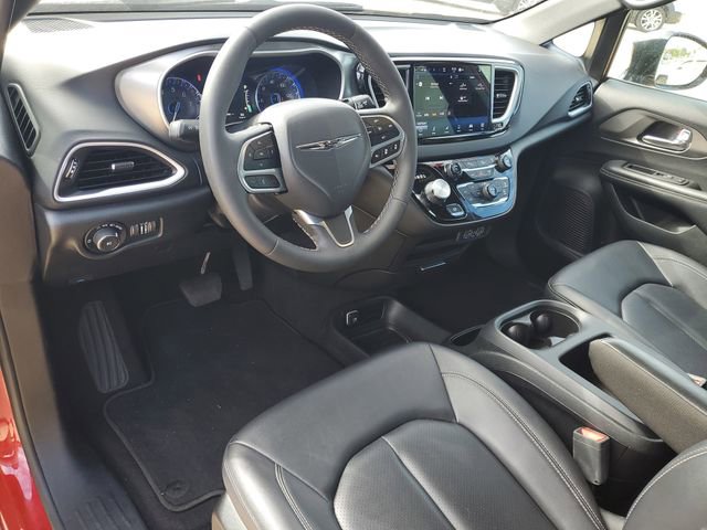 Used 2025 Chrysler Pacifica Select image 4