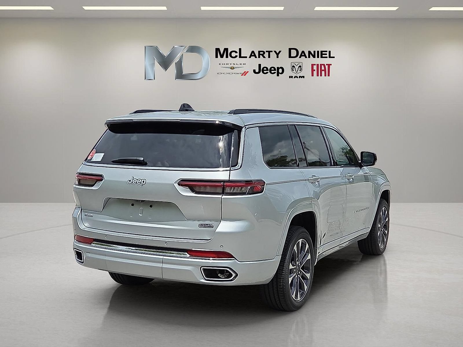 New 2025 Jeep Grand Cherokee L Overland w/ Rear Seat Video Group I AWD/4WD image 5