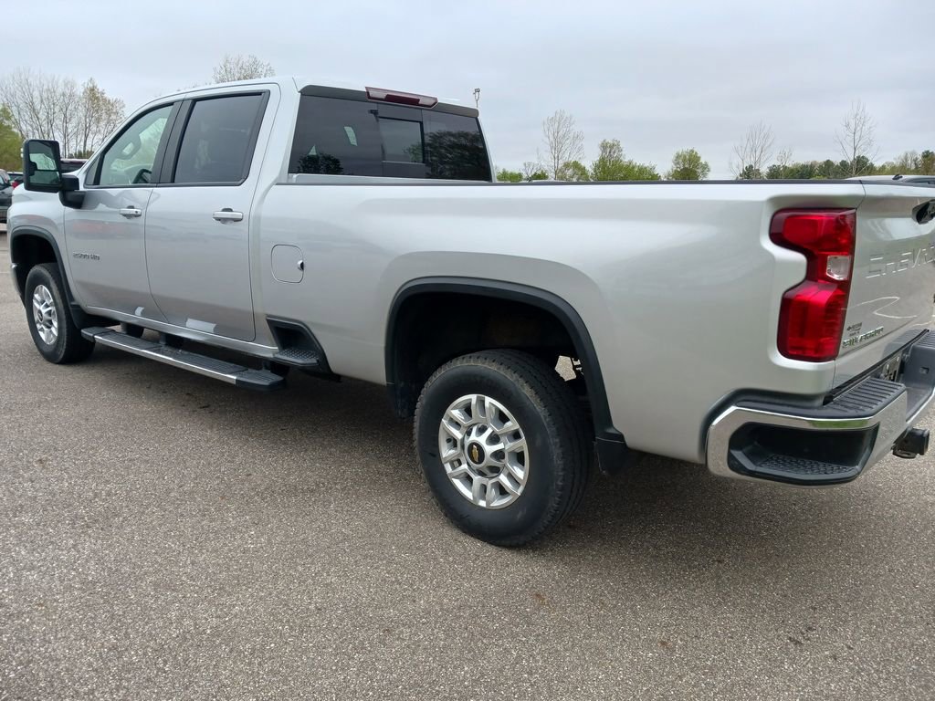 Used 2022 Chevrolet Silverado 2500 LT w/ Convenience Package AWD/4WD image 4