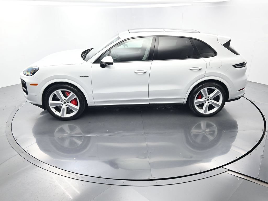 Certified 2025 Porsche Cayenne Turbo AWD/4WD image 37