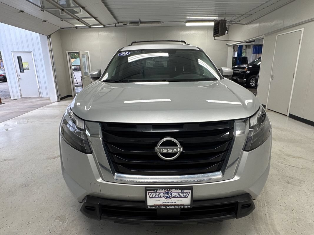 Used 2024 Nissan Pathfinder SV AWD/4WD image 3