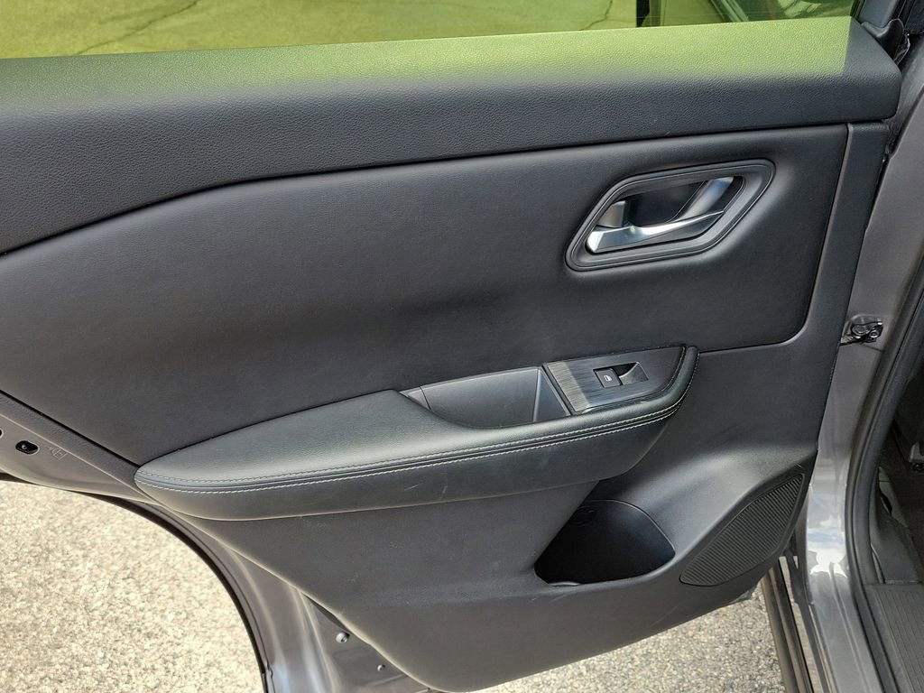 Used 2024 Nissan Rogue SV image 10