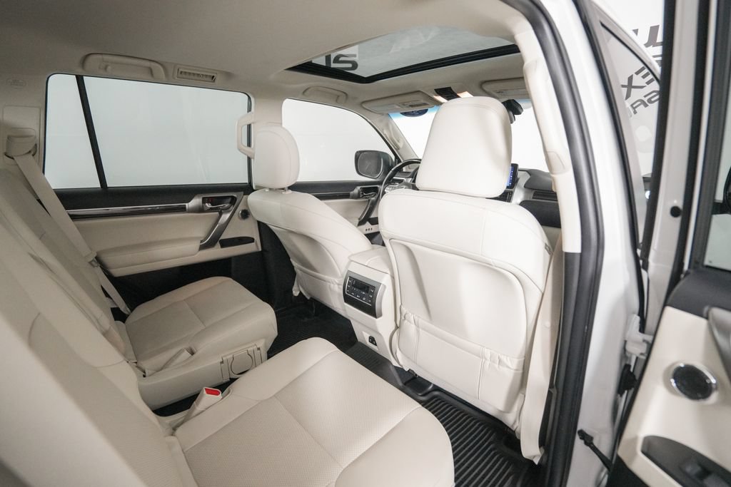 Used 2023 Lexus GX 460 Premium w/ Accessory Package AWD/4WD image 18