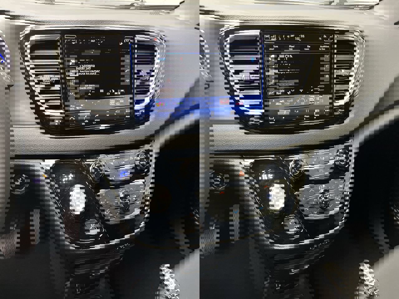 Used 2025 Chrysler Pacifica Select image 16