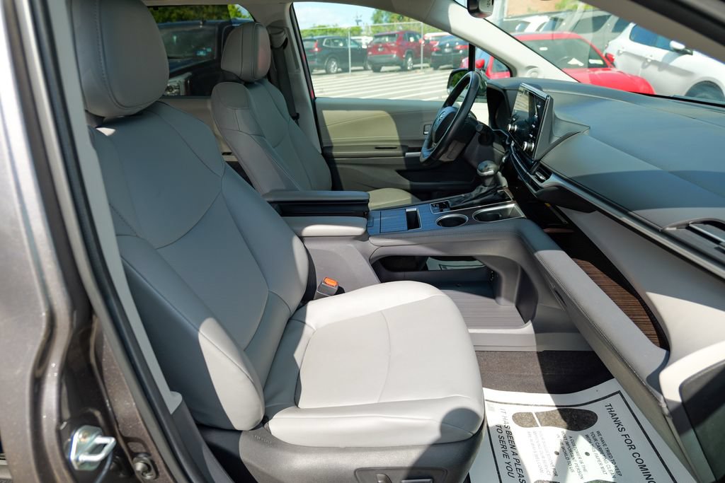 Used 2024 Toyota Sienna XLE w/ XLE Plus Package FWD image 34