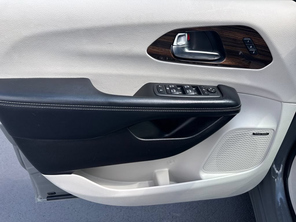 Used 2022 Chrysler Pacifica Limited FWD image 9