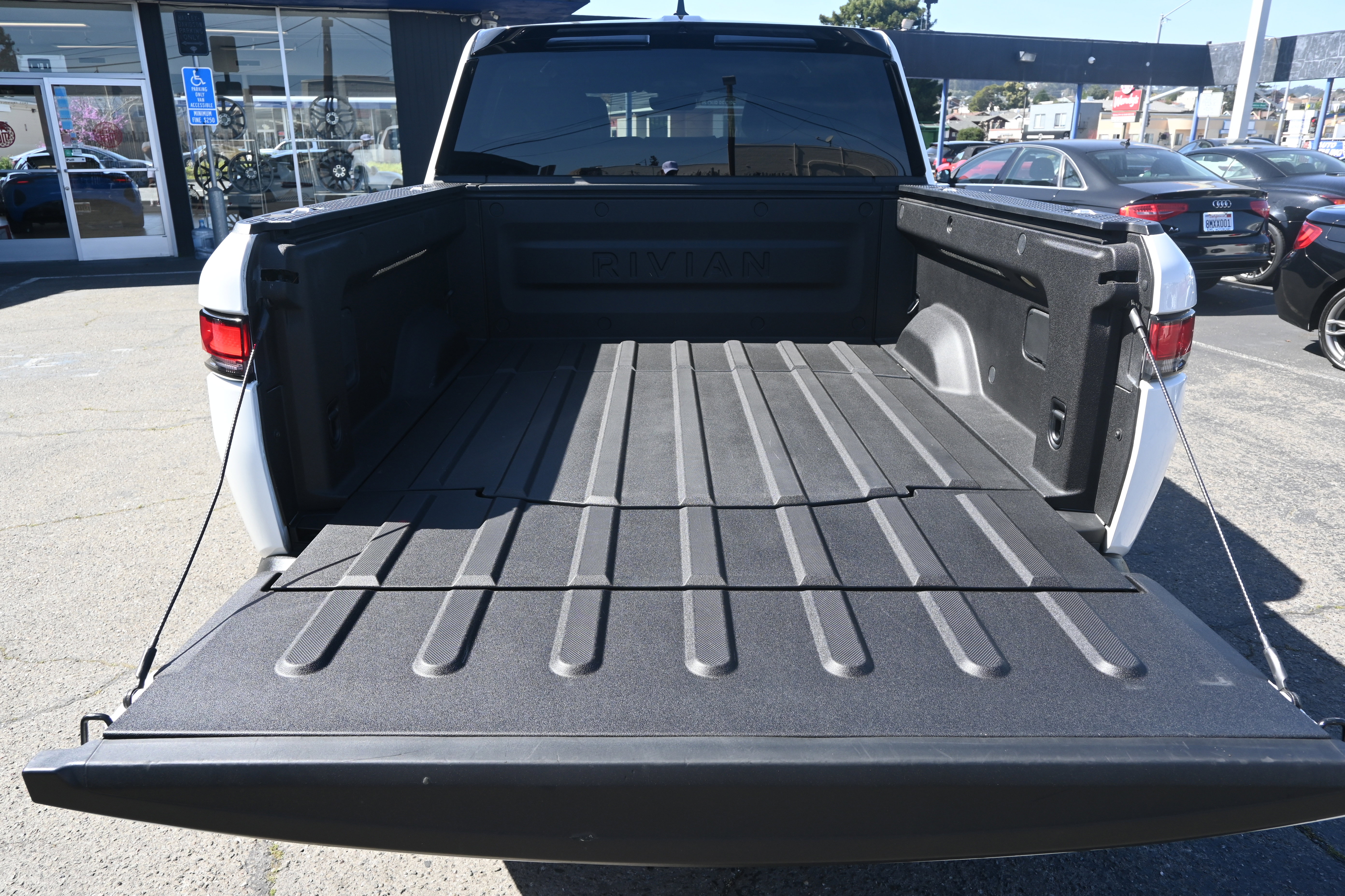 Used 2023 Rivian R1T Adventure image 22