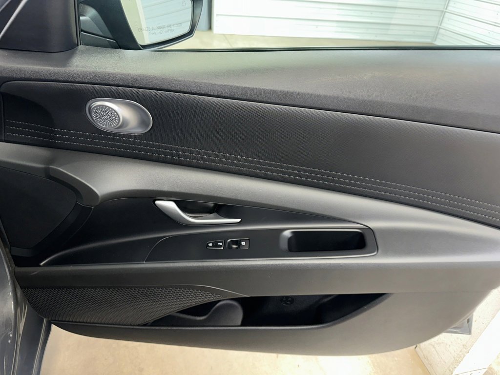 Used 2023 Hyundai Elantra SE image 25