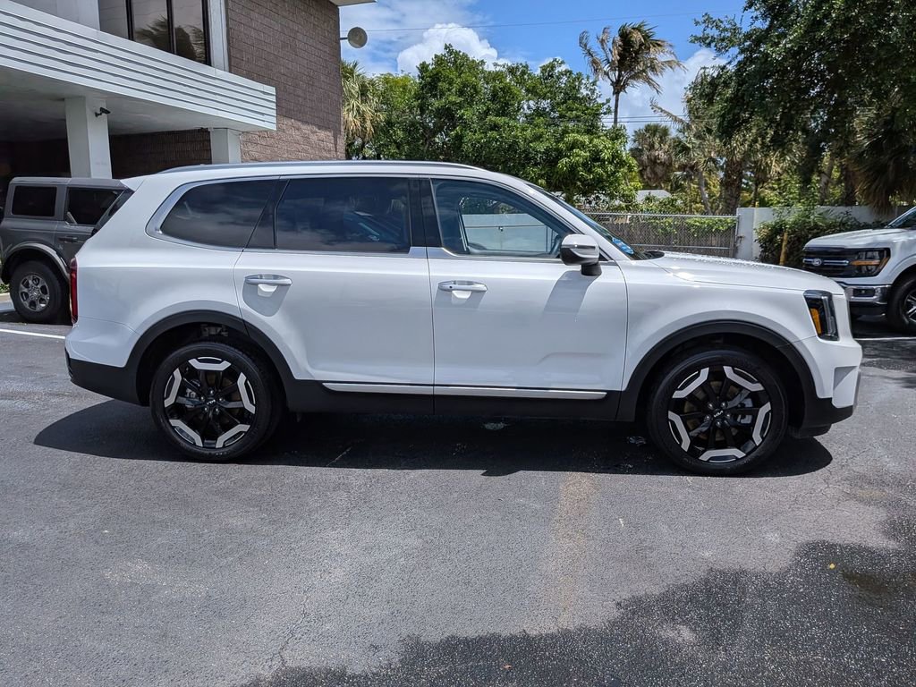 Used 2025 Kia Telluride S FWD image 4