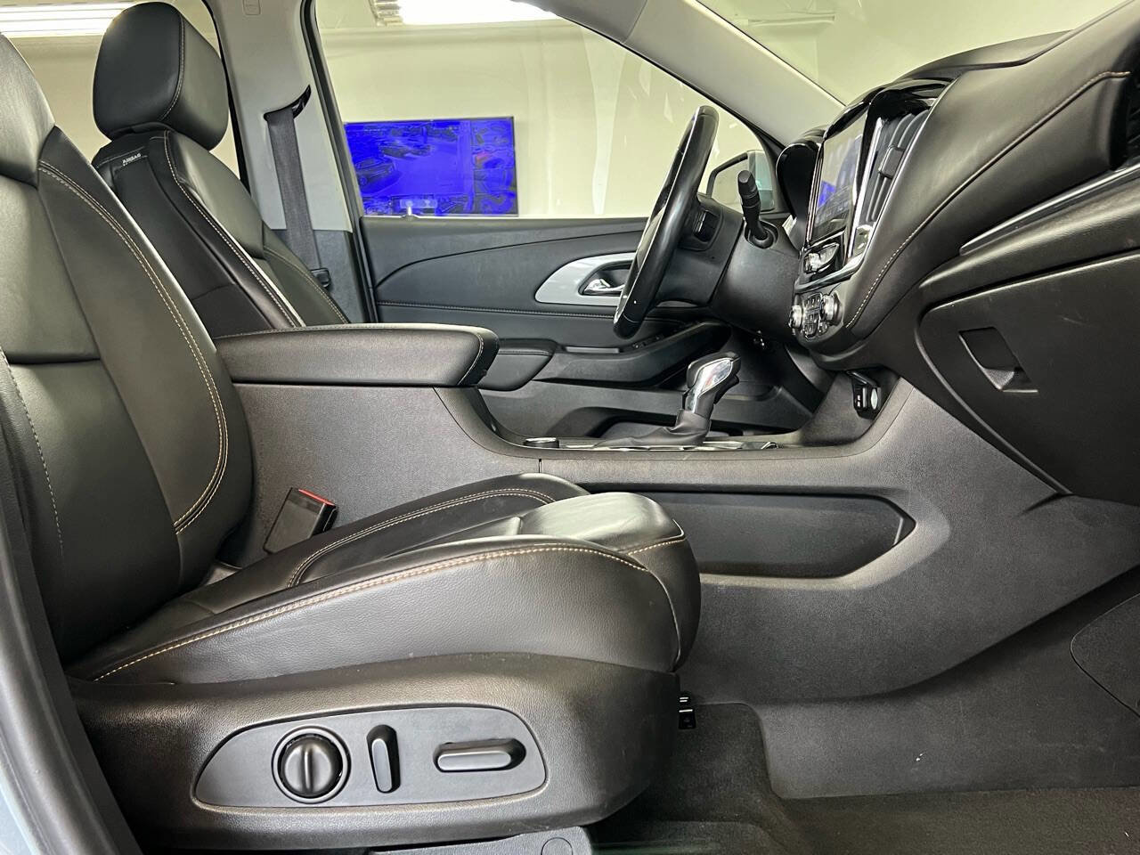 Used 2021 Chevrolet Traverse LT w/ LT Premium Package image 17