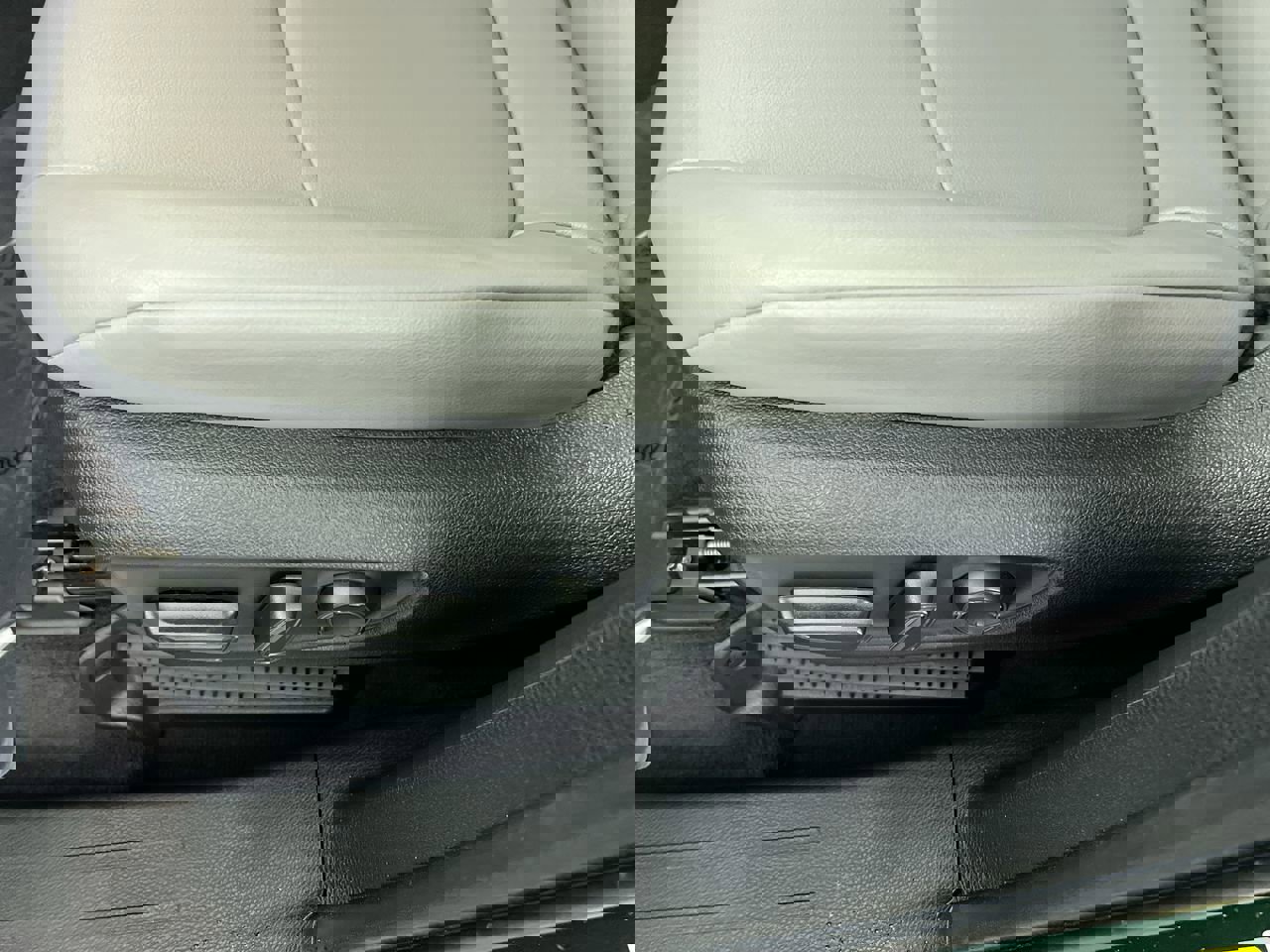 Used 2025 Toyota Sienna XLE image 13