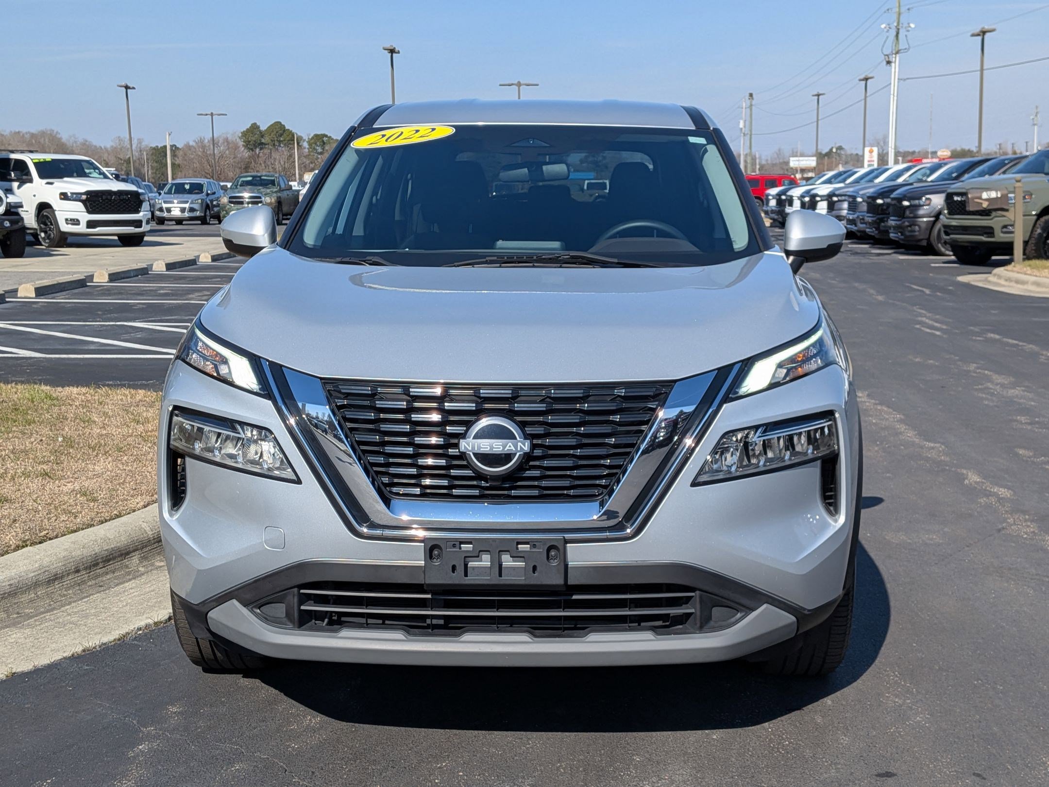 Used 2022 Nissan Rogue SV image 2