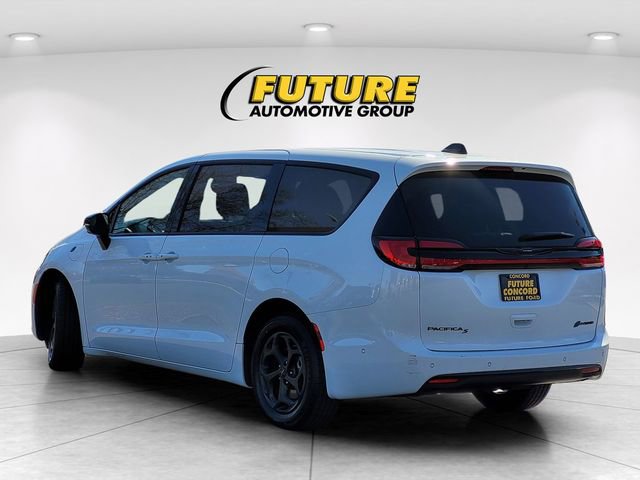 Used 2024 Chrysler Pacifica Select image 6