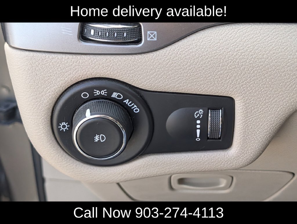 Used 2019 Jeep Cherokee Latitude w/ Cold Weather Group FWD image 24
