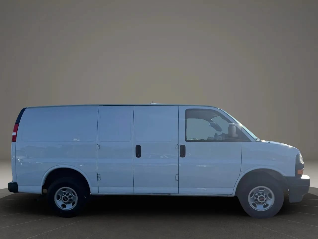 Used 2022 GMC Savana 2500 RWD image 4