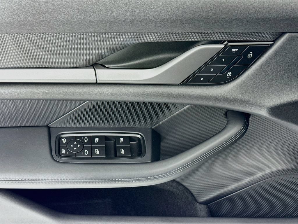 New 2026 Porsche Taycan 4S AWD/4WD image 11