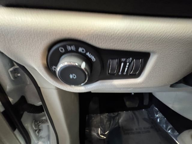 Used 2024 Chrysler Pacifica Touring-L image 23