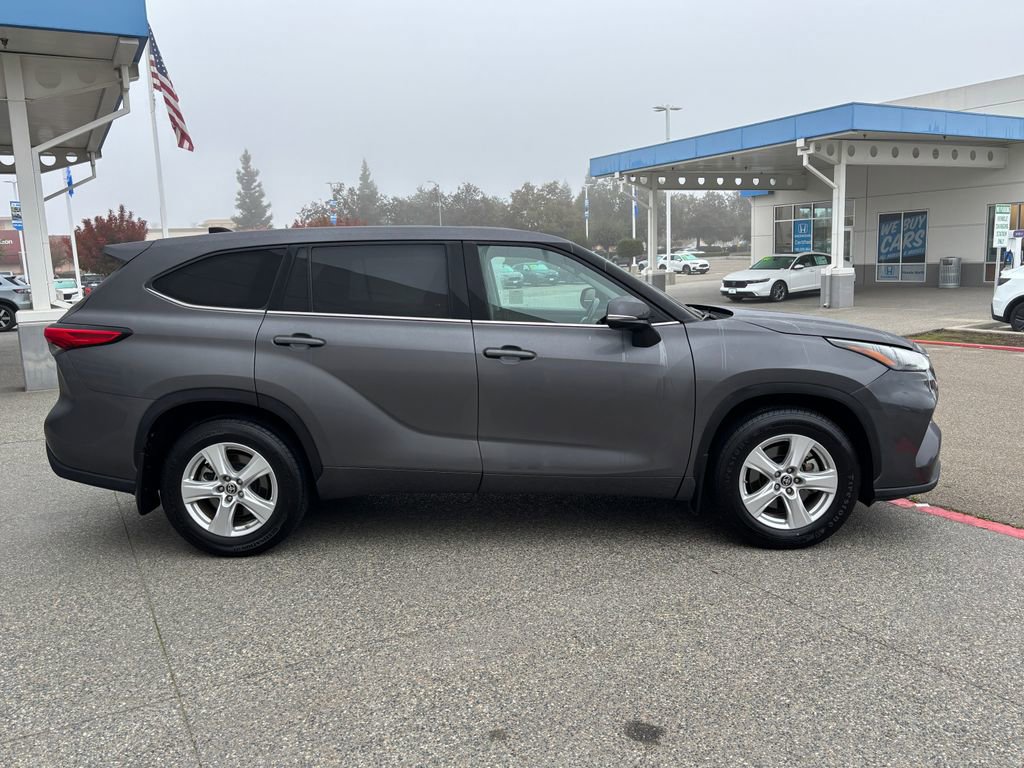 Used 2022 Toyota Highlander LE image 4
