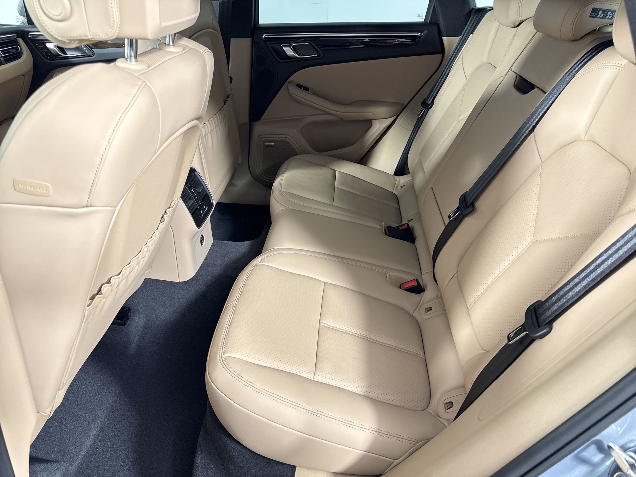 Certified 2025 Porsche Macan image 24