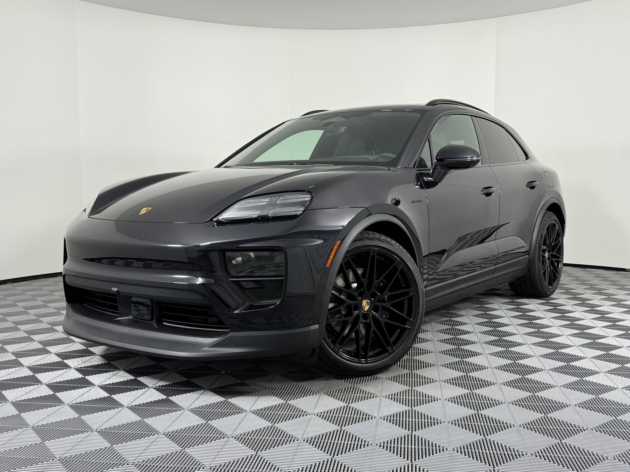 Certified 2025 Porsche Macan 4S Electric AWD/4WD image 1