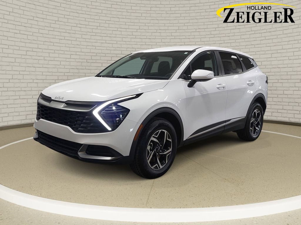 Used 2025 Kia Sportage LX image 1