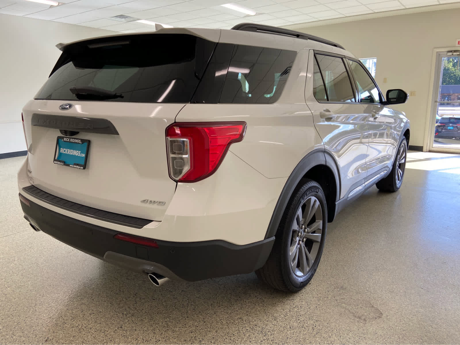 Used 2022 Ford Explorer XLT w/ Equipment Group 202A image 7