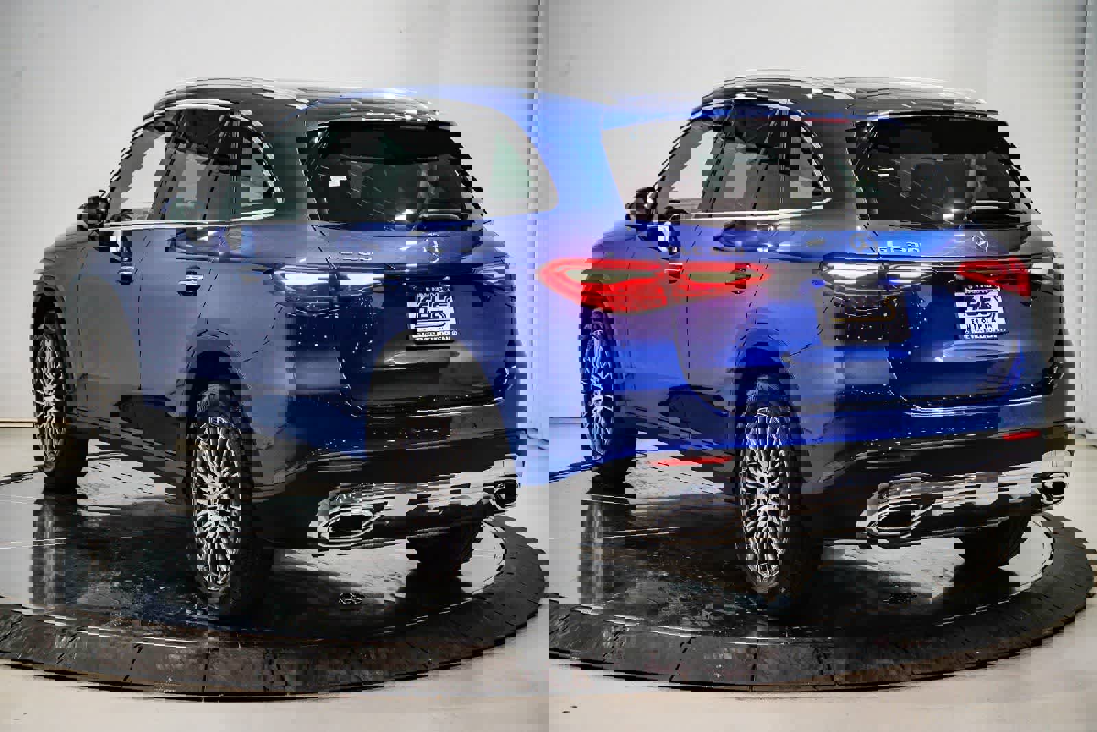 Used 2026 Mercedes-Benz GLC 300 image 2