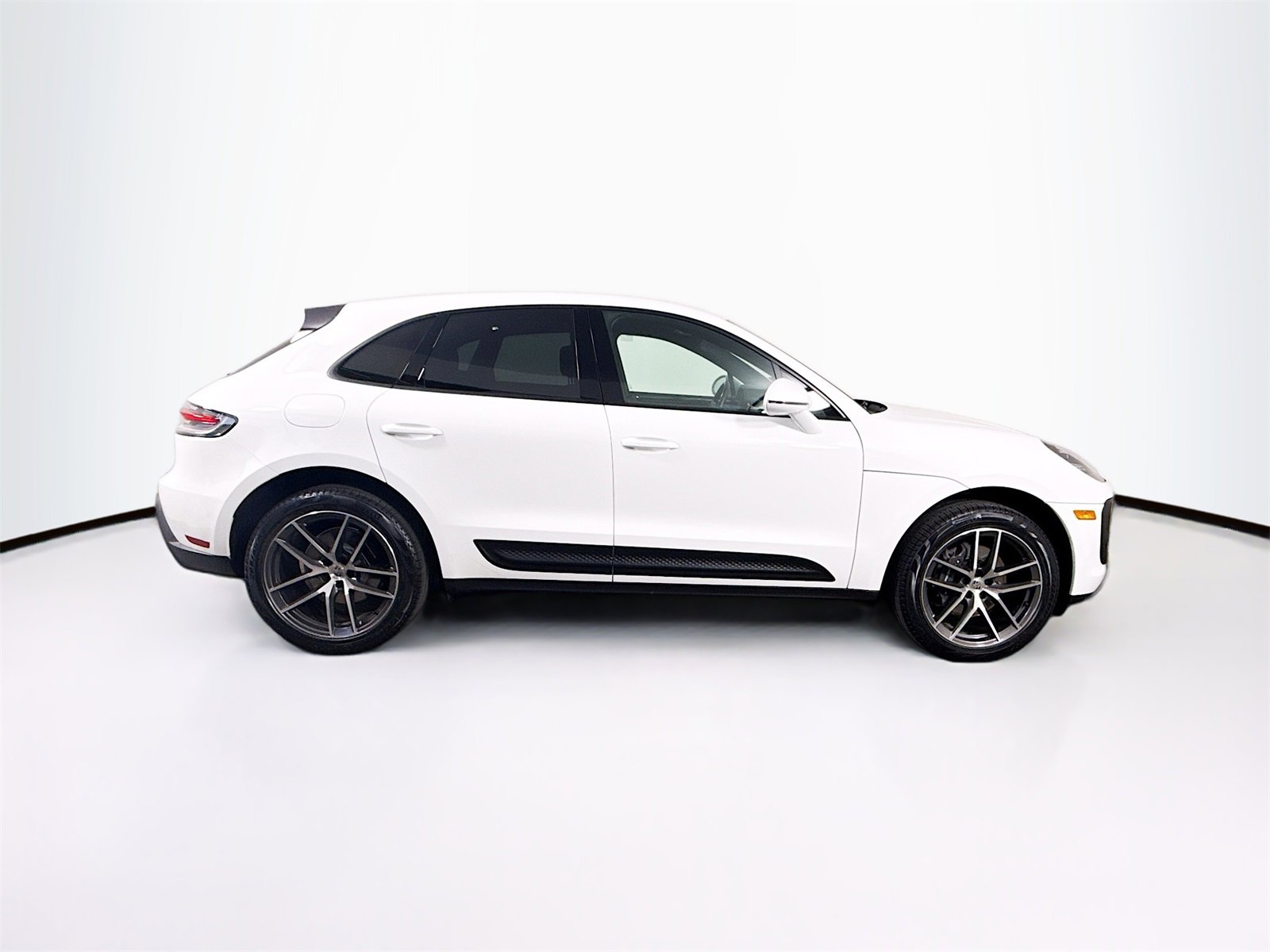 Certified 2024 Porsche Macan image 8
