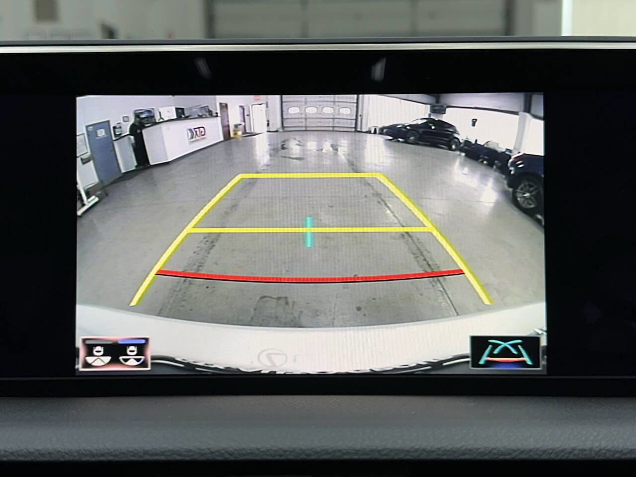 Used 2019 Lexus ES 300h w/ Premium Package image 28