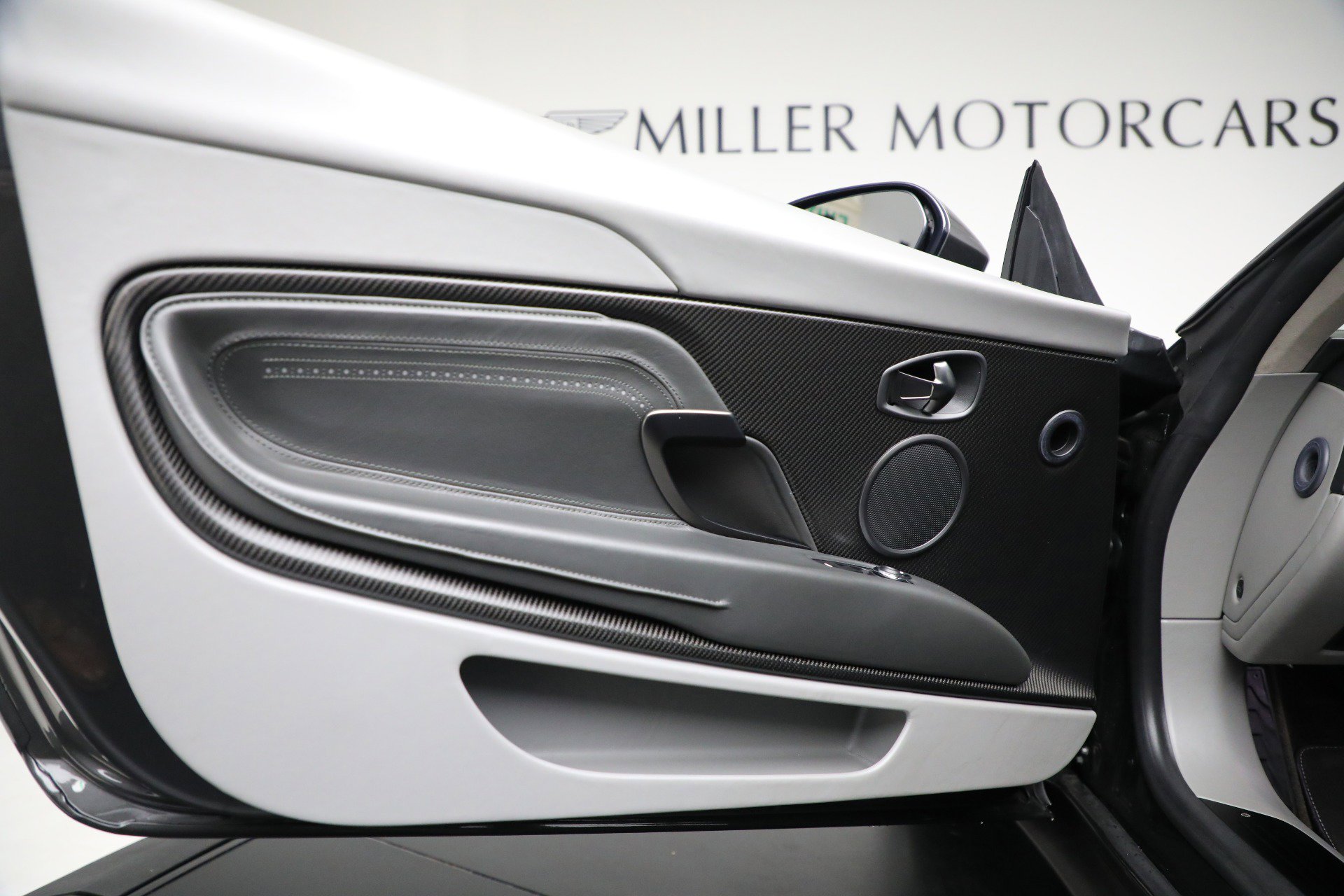 Used 2019 Aston Martin DB11 V8 image 13