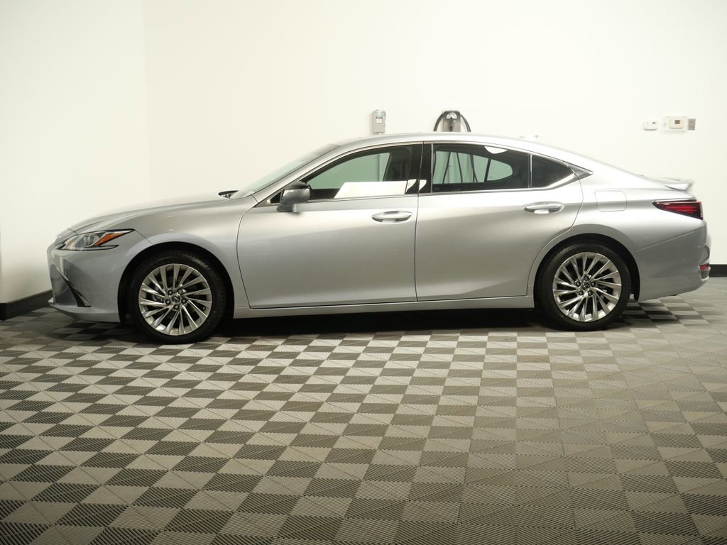 Used 2023 Lexus ES 300h w/ Accessory Package (Z2) image 5