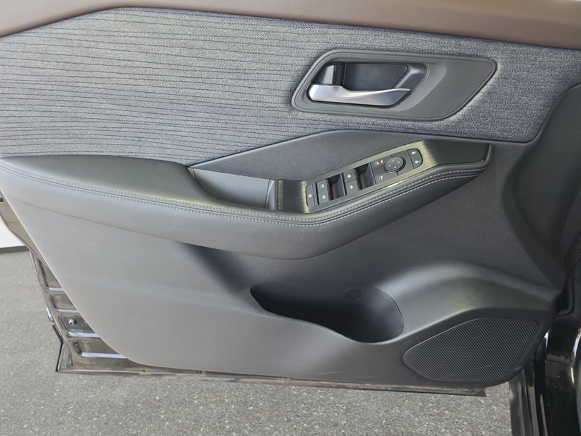 Used 2023 Nissan Rogue SV FWD image 25