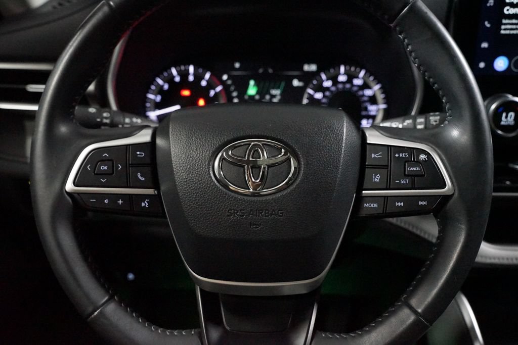 Certified 2024 Toyota Highlander XLE FWD image 12
